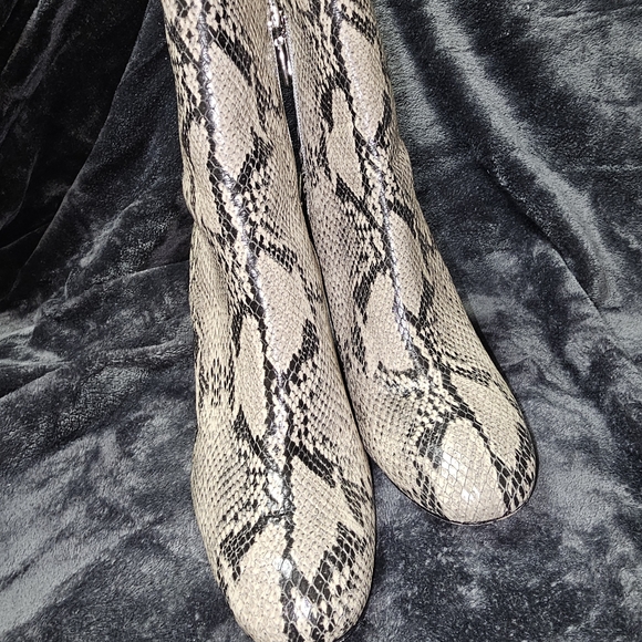 Schutz Snakeskin Leather Ankle Boots Clear Heel Zip Women's
9B - Picture 5 of 12